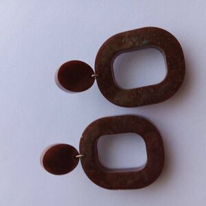 Brown resin oval and stud earrings